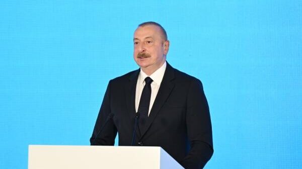 İlham Əliyev Bakıda iki sərginin açılışında – Foto