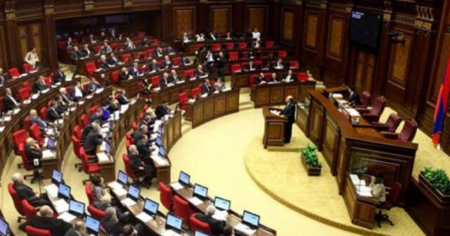 Ermənistan parlamentində deputatlar arasında dava düşüb – VİDEO