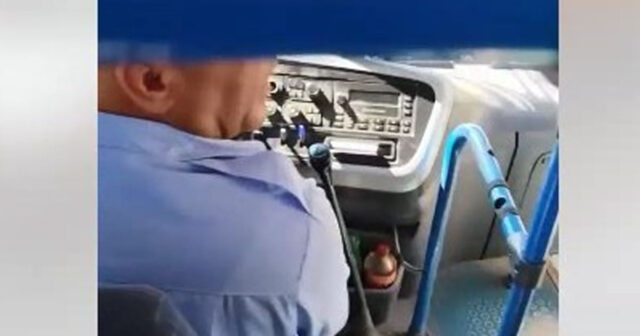 Xırdalanda sürücü ilə sərnişinlər arasında DAVA – Avtobusu saxlayıb düşdü… – VİDEO