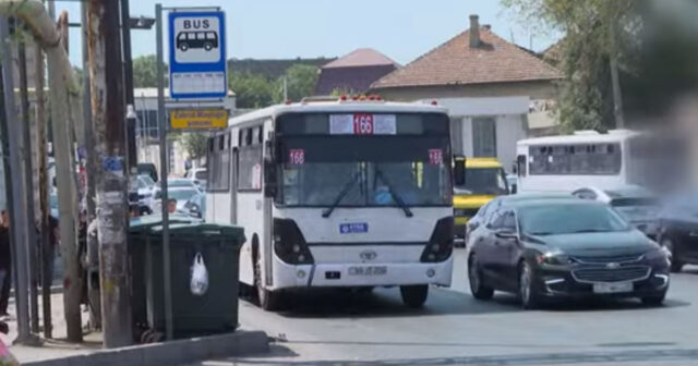 Azərbaycanlı məşhur avtobusda GEYİMİNƏ GÖRƏ ona söz atan şəxsi DÖYÜB – VİDEO