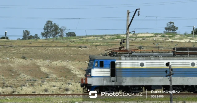 Bakıda elektrovoz mikroavtobusla toqquşdu