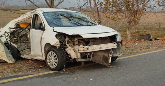 Qaxda avtomobil ağaca çırpılıb, körpə ölüb, anası və digər azyaşlı xəsarət alıb – FOTO