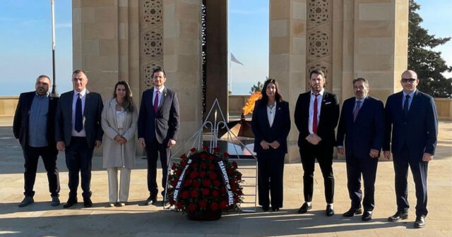 İsrail rəsmisi Şəhidlər Xiyabanını ziyarət edib