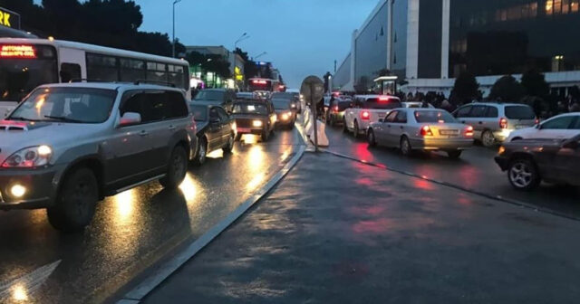 “Saatlarla yollarda qalırıq” – Saray sakinləri narazıdır