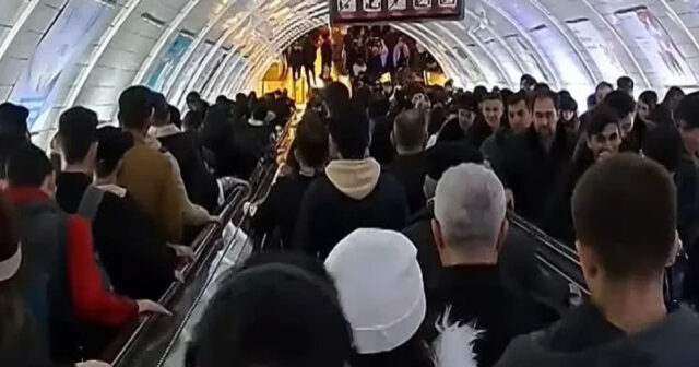 Metronun “Sahil” stansiyasında eskalatorun hərəkəti dayanıb, sıxlıq yaranıb