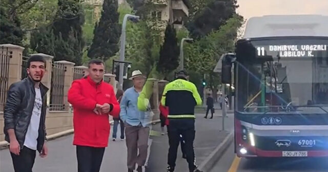 Piyadaya yol verməyib döyən “BakuBus” sürücüsü işdən çıxarıldı