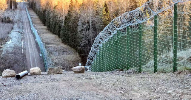 Finlandiya Rusiya ilə sərhəddə ilk 35 km hasar çəkib