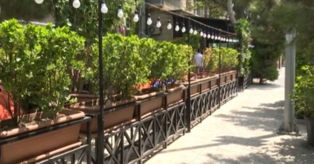Yasamalda restoran piyadaların yolunu zəbt edib – VİDEO