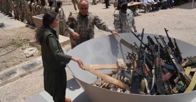 PKK-çılar silahlarını yandırırlar – FOTOLAR (YENİLƏNİB)