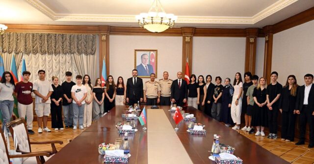 Müdafiə naziri türkiyəli şəhid ailələri ilə görüşüb