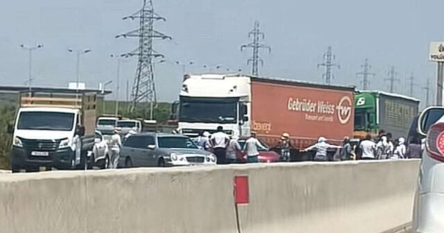 Yolu bağlayanlar “Salyan Aqro Park”ın işçiləri imiş: Maaş verilmir