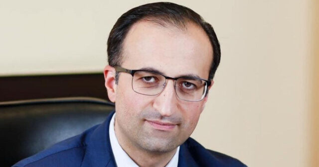 Ermənistanın keçmiş səhiyyə naziri Arsen Torosyan deputat mandatından imtina edib
