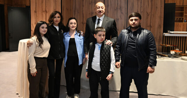 İlham Əliyev və xanımı Gəncədə şəhid övladları ilə görüşüblər – VİDEO