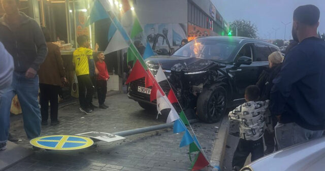 “Ucuz Market” önündə təhlükəli toqquşma – FOTO