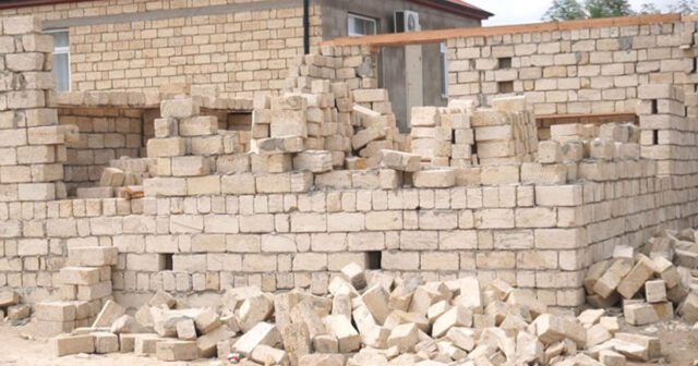 Qazinin adından yüksək təzyiqli su xəttinin üzərində ev tikmək istədilər… – VİDEO