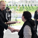 Prezident İlham Əliyev Cəbrayıl rayonunun Horovlu kəndinin sakinlərinə mənzillərin açarlarını təqdim edib – FOTO – YENİLƏNİB Prezident İlham Əliyev Cəbrayıl rayonunun Horovlu kəndinin sakinlərinə mənzillərin açarlarını təqdim edib – FOTO – YENİLƏNİB