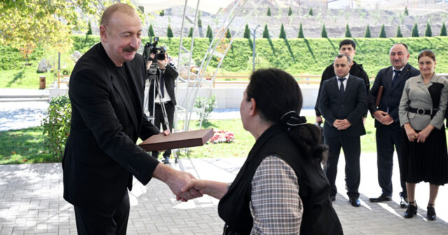 Prezident İlham Əliyev Cəbrayıl rayonunun Horovlu kəndinin sakinlərinə mənzillərin açarlarını təqdim edib – FOTO – YENİLƏNİB Prezident İlham Əliyev Cəbrayıl rayonunun Horovlu kəndinin sakinlərinə mənzillərin açarlarını təqdim edib – FOTO – YENİLƏNİB