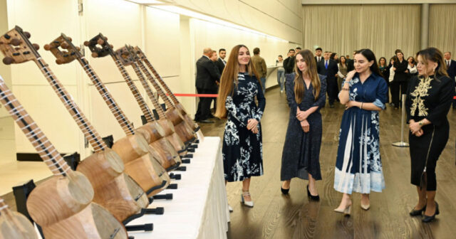 Heydər Əliyev Fondunun dəstəyi ilə alınan musiqi alətlərinin təqdimatı olub Heydər Əliyev Fondunun dəstəyi ilə alınan musiqi alətlərinin təqdimatı olub