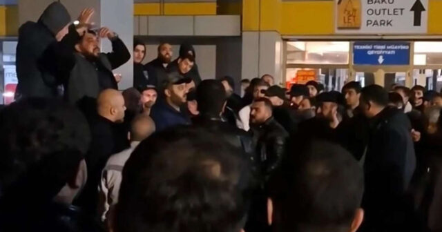 Taksi sürücüləri etiraza qalxdı: Vəsiqə almaq belədirsə, kartı nə zülmlə alacağıq? – VİDEO Taksi sürücüləri etiraza qalxdı: Vəsiqə almaq belədirsə, kartı nə zülmlə alacağıq? – VİDEO