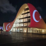 Heydər Əliyev Mərkəzi Türkiyə bayrağı ilə proyeksiya olunub Heydər Əliyev Mərkəzi Türkiyə bayrağı ilə proyeksiya olunub