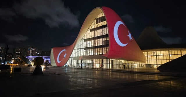 Heydər Əliyev Mərkəzi Türkiyə bayrağı ilə proyeksiya olunub Heydər Əliyev Mərkəzi Türkiyə bayrağı ilə proyeksiya olunub