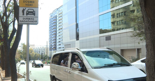 Yeni təyin olunan “minib-düşmə” yerlərində sürücülər CƏRİMƏLƏNİR? – VİDEO Yeni təyin olunan “minib-düşmə” yerlərində sürücülər CƏRİMƏLƏNİR? – VİDEO