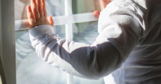 Üç yaşlı uşaq yeddinci mərtəbədən yıxılıb öldü Üç yaşlı uşaq yeddinci mərtəbədən yıxılıb öldü