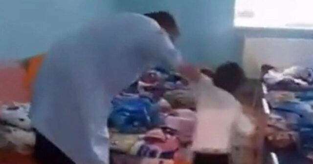 Tovuzda bağçada azyaşlını döyən dayə işdən çıxarılıb Tovuzda bağçada azyaşlını döyən dayə işdən çıxarılıb