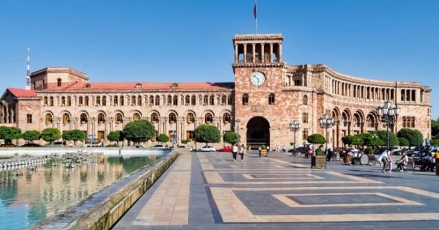 İrəvanda Paşinyanın ofisinin qarşısında etirazlar başladı