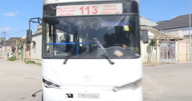 Sərnişinlərin saatlarla gözlədikləri 113 nömrəli avtobusdan ŞİKAYƏT – VİDEO Sərnişinlərin saatlarla gözlədikləri 113 nömrəli avtobusdan ŞİKAYƏT – VİDEO