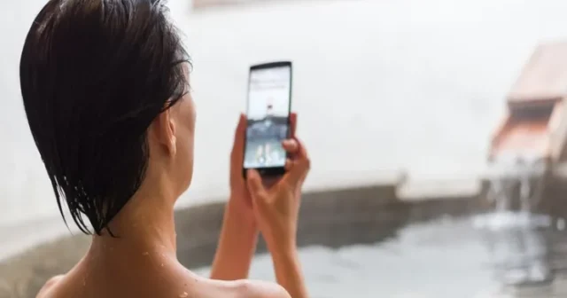 iPhone ilə çimən qadını “tok” vurub