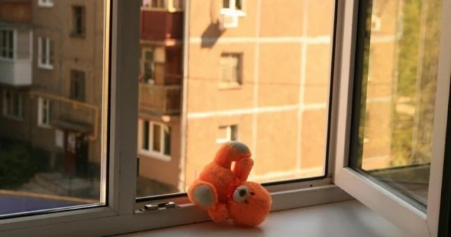 Dəhşət: ata qızını dördüncü mərtəbədən atdı – Video