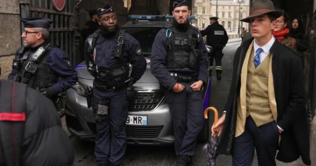 Polislərin bu fotosu milyonlarla baxış topladı – Parisdə