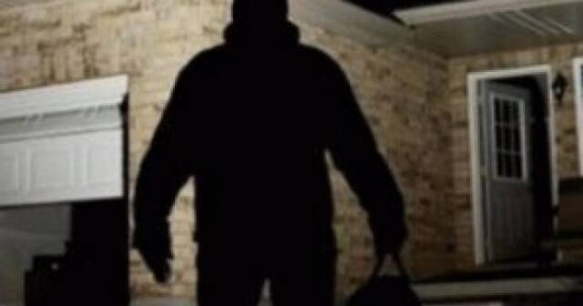 Maskalı şəxs evə basqın etdi: xəsarət alan var – VİDEO Maskalı şəxs evə basqın etdi: xəsarət alan var – VİDEO
