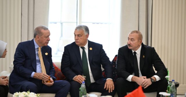 Liderlər çay süfrəsi arxasında