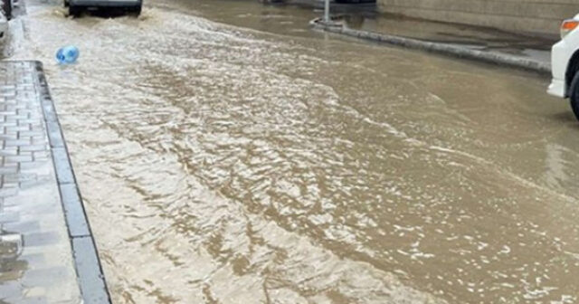 Badamdar qəsəbəsində su borusu partladı, küçələri su basdı – FOTO Badamdar qəsəbəsində su borusu partladı, küçələri su basdı – FOTO