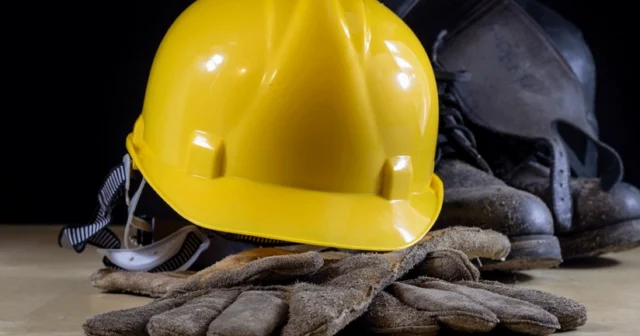 Usta zavodun dam örtüyündən yıxılaraq ölüb