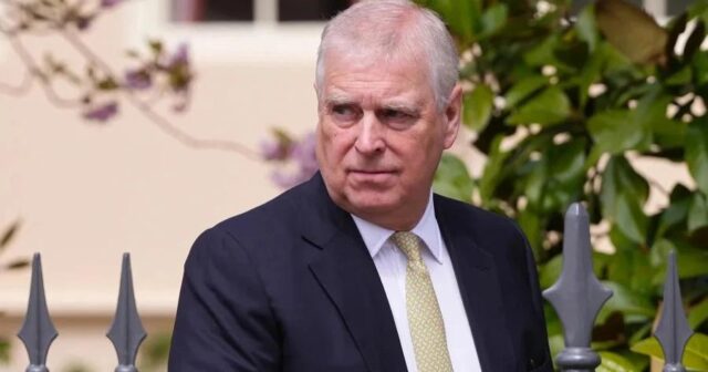 Şahzadə Endrü fəxri adlarından və rütbələrindən imtina etdi Şahzadə Endrü fəxri adlarından və rütbələrindən imtina etdi