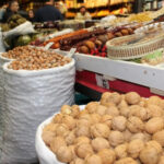 Qozun çəkisini artırmaq üçün məhsulun üzərinə satıcılar su tökür? – VİDEO Qozun çəkisini artırmaq üçün məhsulun üzərinə satıcılar su tökür? – VİDEO