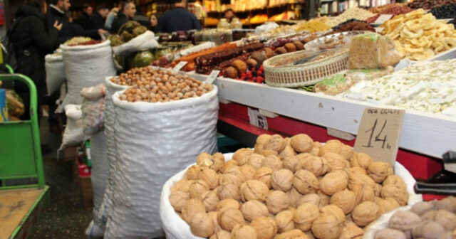 Qozun çəkisini artırmaq üçün məhsulun üzərinə satıcılar su tökür? – VİDEO Qozun çəkisini artırmaq üçün məhsulun üzərinə satıcılar su tökür? – VİDEO