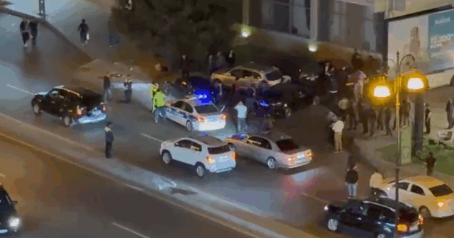 Polisdən qaçan sürücü dayanacaqdakı maşınlara çırpıldı