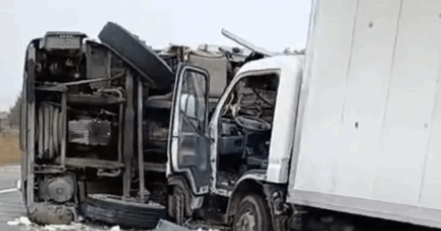 Kürdəmirdə iki yük maşını toqquşdu, biri aşdı – VİDEO