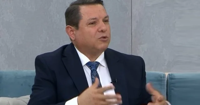 Sözü açıq deyən Əməkdar artistin mikrofonunu bağlayıb susdurdular – ŞOK VİDEO Sözü açıq deyən Əməkdar artistin mikrofonunu bağlayıb susdurdular – ŞOK VİDEO