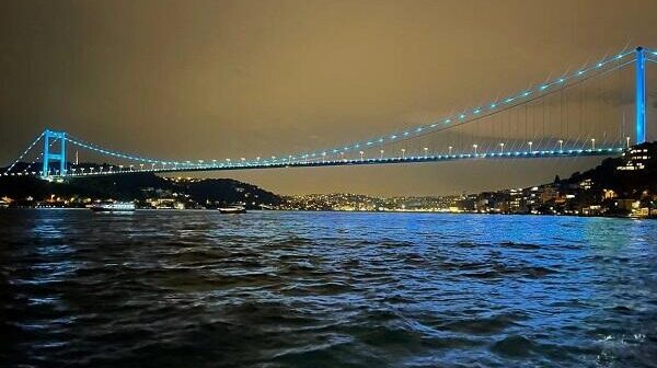 İstanbul körpüləri TDT bayrağının rənginə büründü