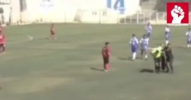 Futbol qalmaqalı: Kapitan meydanda öz qapıçısını təpiklədi – VİDEO Futbol qalmaqalı: Kapitan meydanda öz qapıçısını təpiklədi – VİDEO