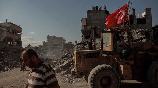 Türkiyə bayraqları ilə Qəzzaya daxil oldular Türkiyə bayraqları ilə Qəzzaya daxil oldular