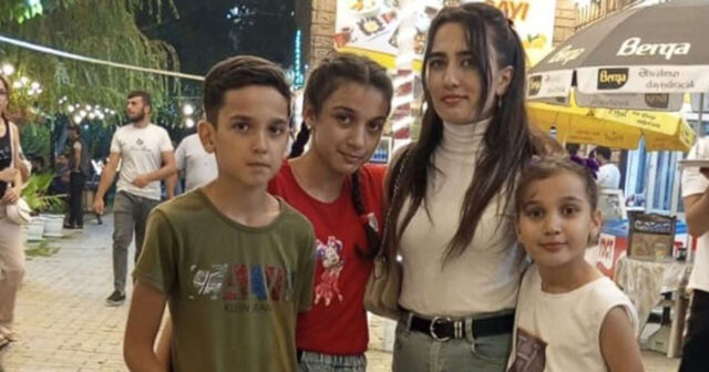 Üç uşaq anası 31 yaşında attestat aldı – Qızı ilə sinif yoldaşı olub