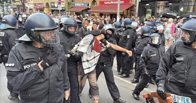 Almaniyada gərgin anlar: polis müsəlman etirazçı qadınları belə vurur – Video