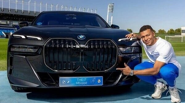 “Real”ın hər bir futbolçusuna yarım milyonluq maşın verildi – FOTOLAR