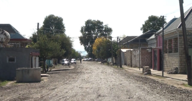 Ehsana sərf olunacaq vəsaitlə yol təmir etdirdilər – Hamı bu addımı alqışlayır – VİDEO Ehsana sərf olunacaq vəsaitlə yol təmir etdirdilər – Hamı bu addımı alqışlayır – VİDEO